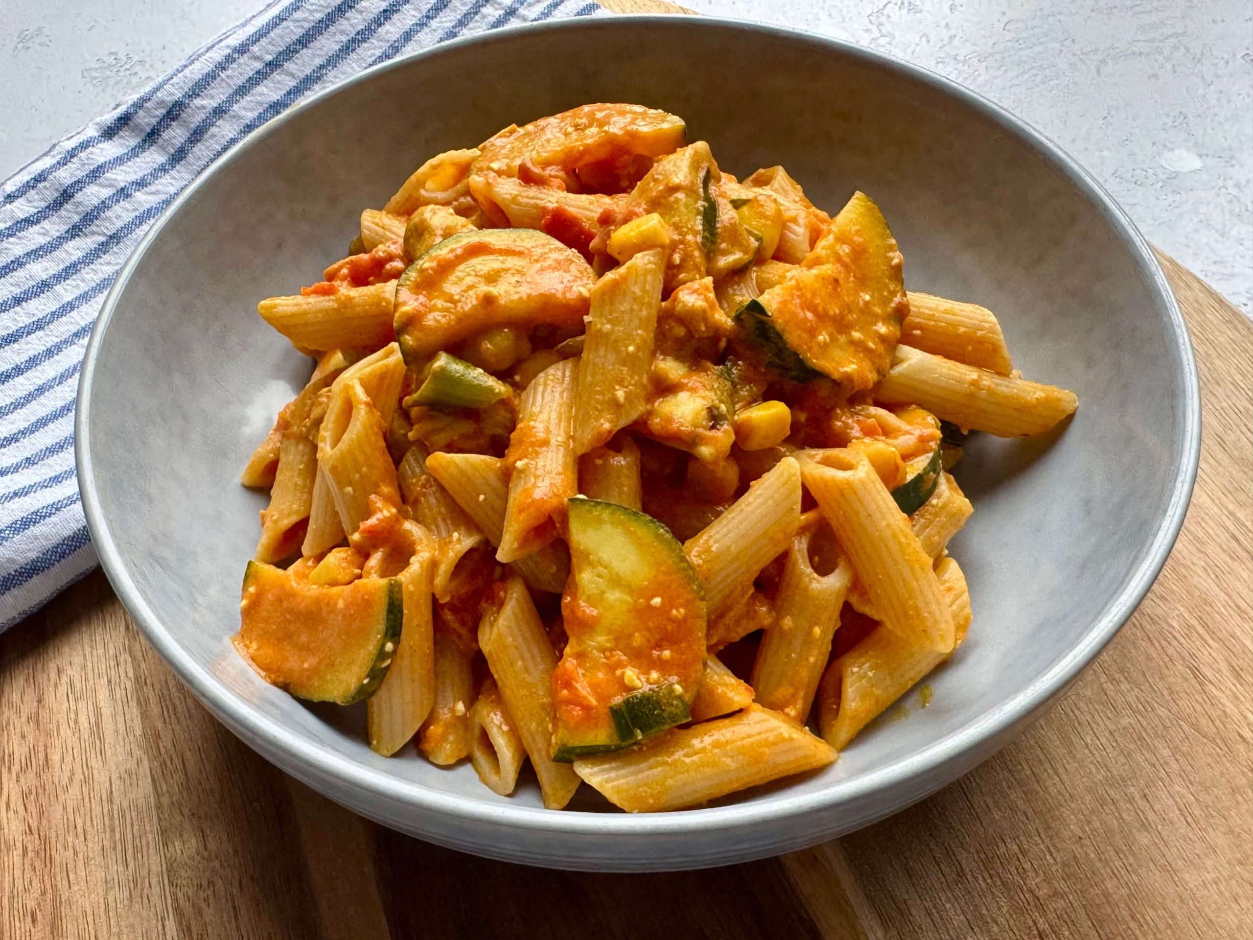 Low fodmap pasta met paprika-feta saus